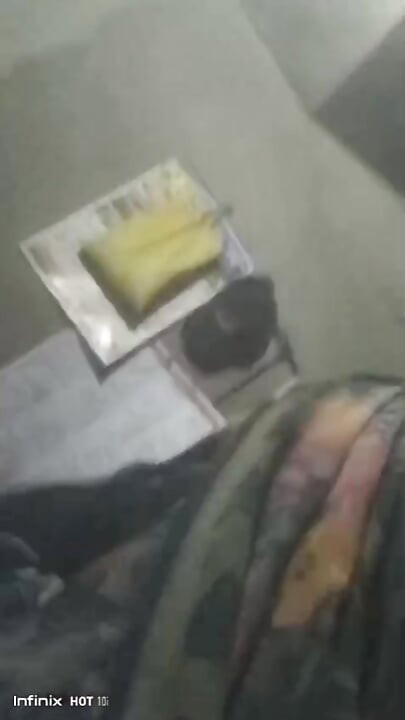 Bărbatul toarnă apă din ulcior în oală la Casa mamei sale vitrege