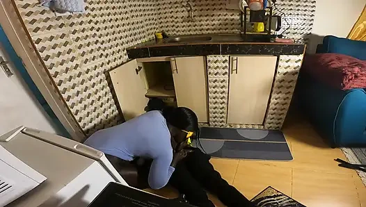 Tukang ledeng sange ngentot pantat montoknya