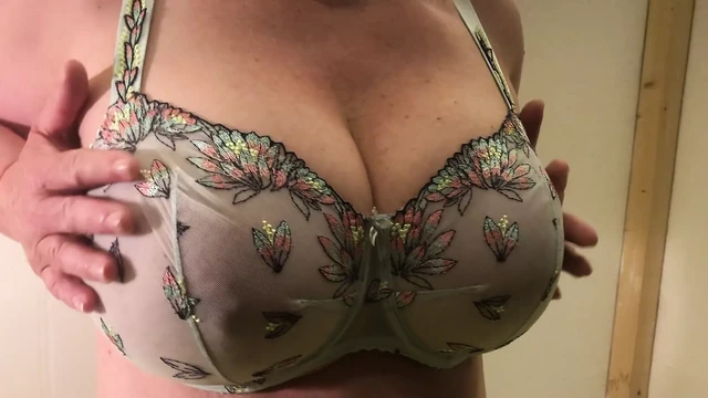 My wife shows off her wonderfull heavy titts in bra