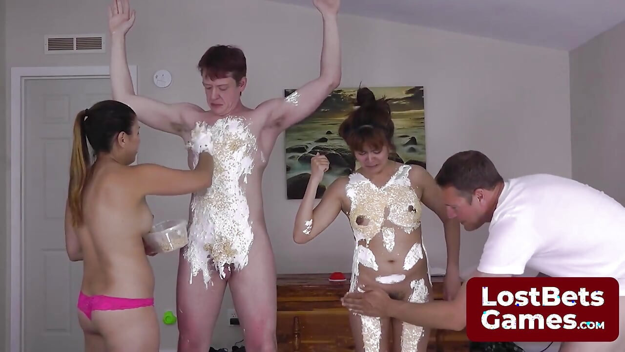 Tessa, Jesse, Jake ve Leilani striptiz oyunu getiriyor