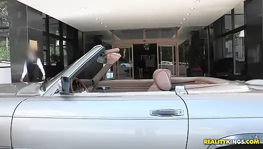 Wir leben zusammen - saftiger arsch und üppige titten: Auto-Makeout macht sich zum muschi- und arschloch essen drinnen