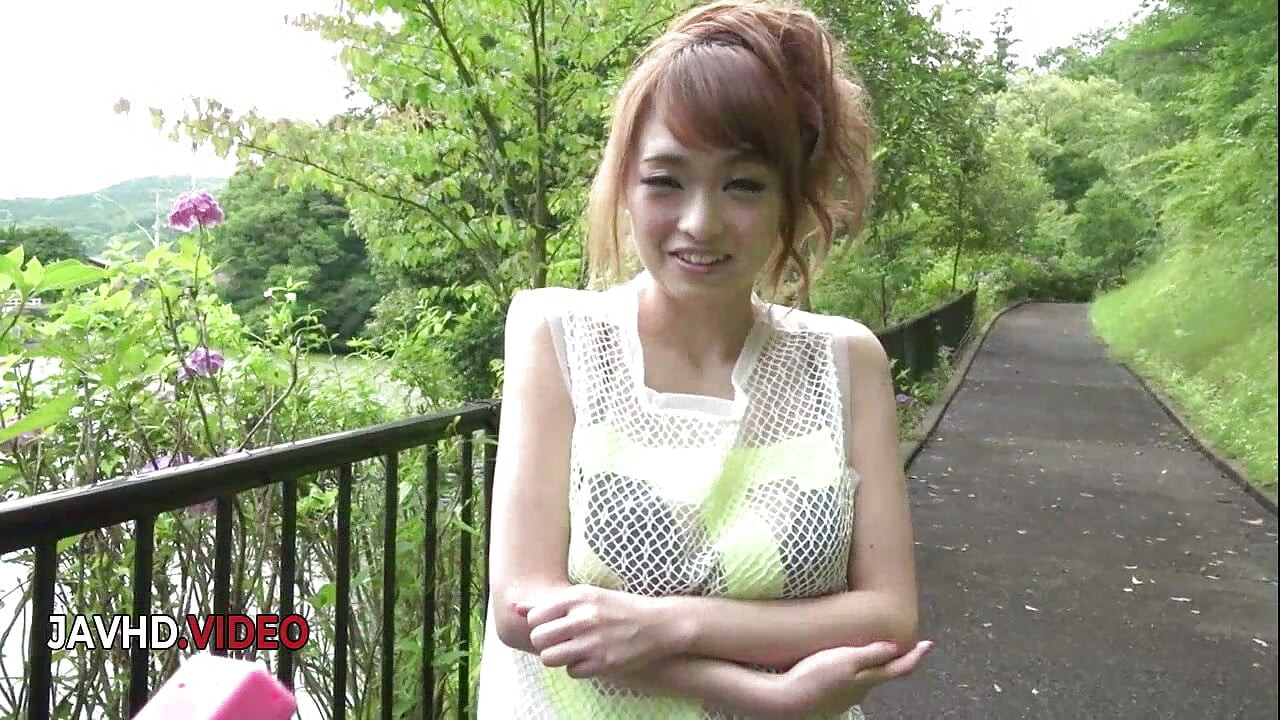 Mikuru Shiinas dampes Blowjob im Freien unter der Sonne