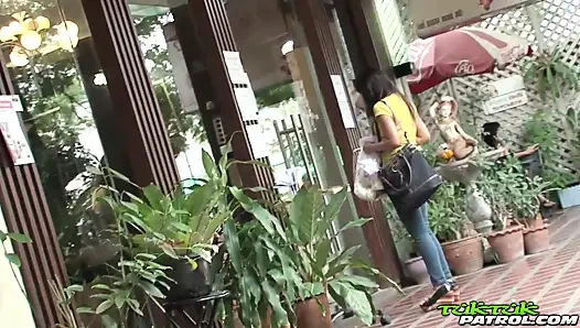 Sıska Taylandlı Asyalı her iki delikten sikiliyor