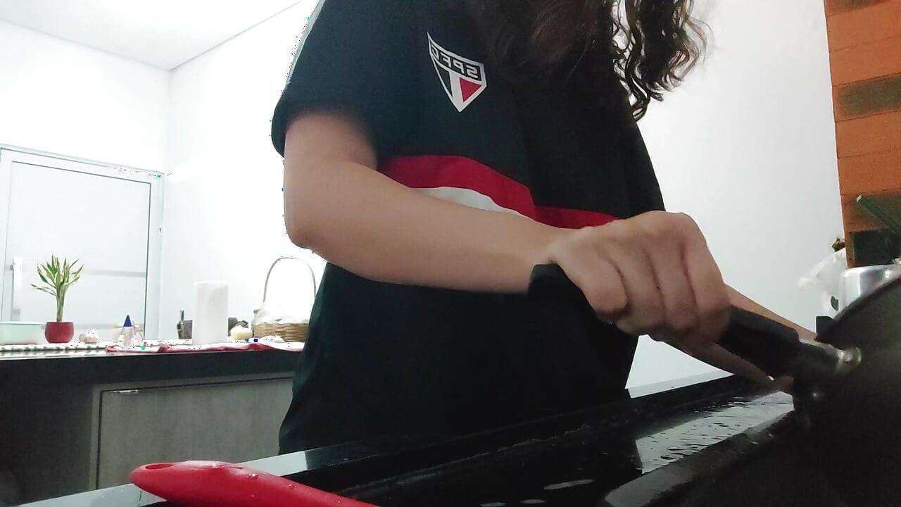 Woman teasing while washing dishes. She loves to transmit to the voyeurs on duty