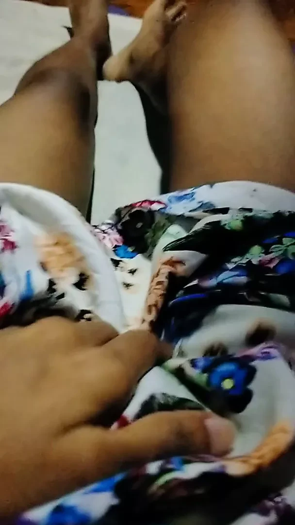 Poshak ke niche meri chhoti billi dikha raha hai
