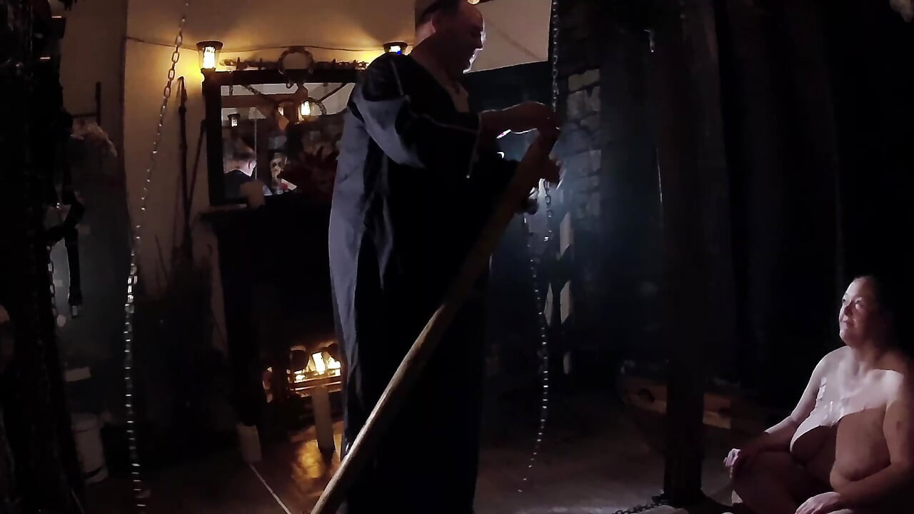 Bagian 5:- Lanista Bear dan Domina Satana bermain lilin dan panas.