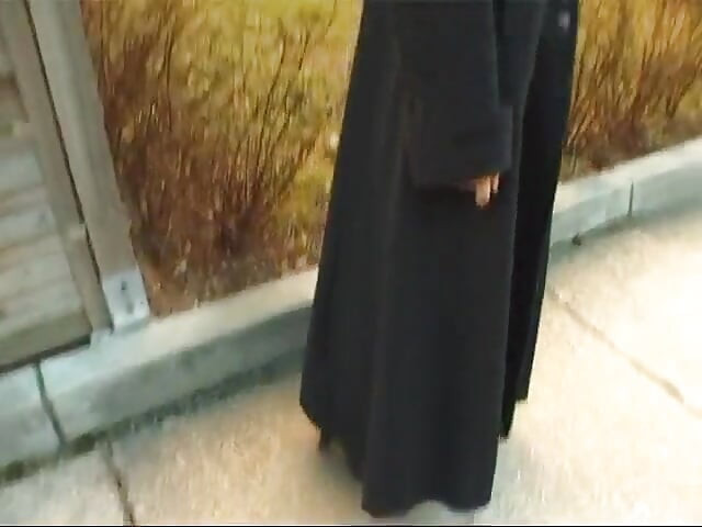 Plavuša s velikim sisama pokazuje svoje tijelo