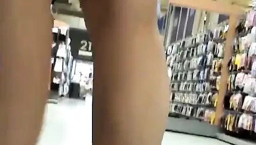 Игра с обувью в торговом центре