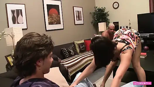 Mein cuckold-ehemann mit kleinem penis beobachtet mich