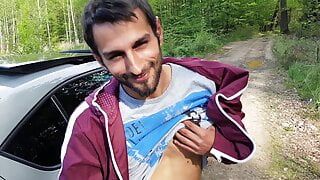 Un giovane gay ben costruito si masturba il suo cazzo duro arrapato in macchina e ha un orgasmo esilarante