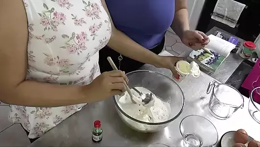 Babcia rucha swoją azjatycką pomoc kuchenną