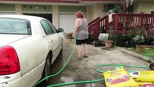 Sexy reife rothaarige bbw krankenschwester Vicki wäscht ihr auto!