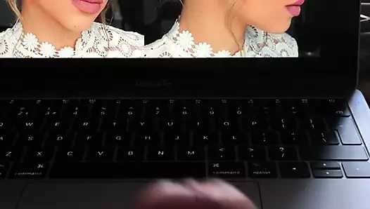 Seksi dudaklar boşalıyor