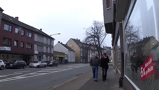 Немецкая шлюшка-брюнетка скачет на хуе и дрочит его в конце