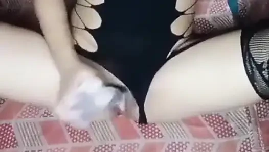 Aku lagi asik muasin memekku pakai dildo favoritku