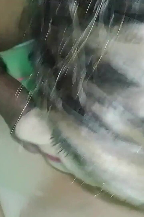 Chỉ mặc đồ lót gợi cảm, cô ấy khiêu khích chồng