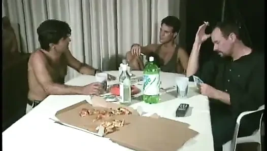 Seksi piliç iki adamla sikişiyor