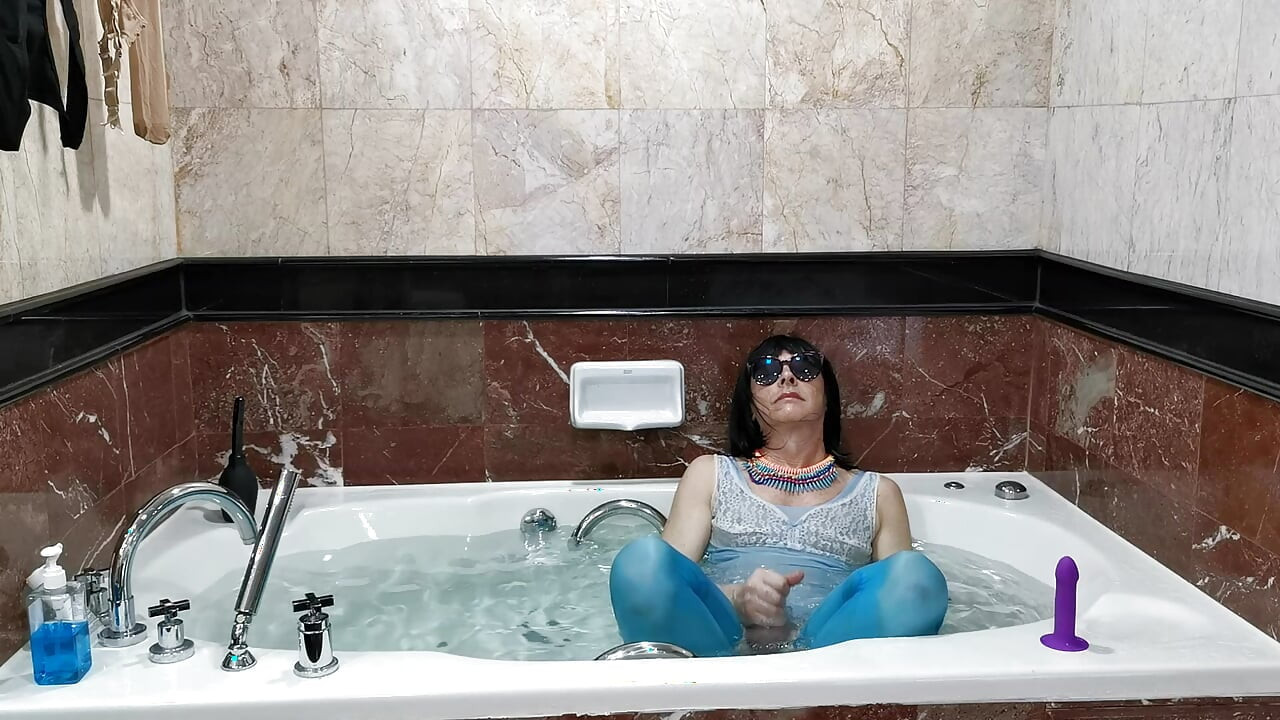 Érotisme Et Naturalisme Dans Un Hôtel À Bangkok Ou Le Soir Suivant Le Rendez-vous, Épisode