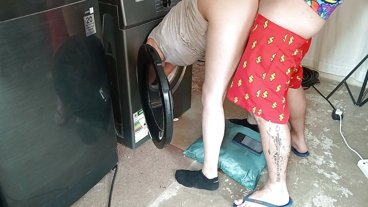 Ela ficou presa na máquina de secar roupa.