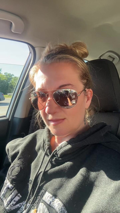 Cute milf wants a cock