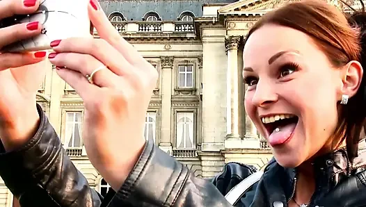 Turis seksi ini dientot habis-habisan sama kontol raksasa pria kulit hitam