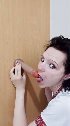 Frumoasa fată obraznică care se joacă