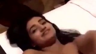 Esposa indiana esfregando sua buceta