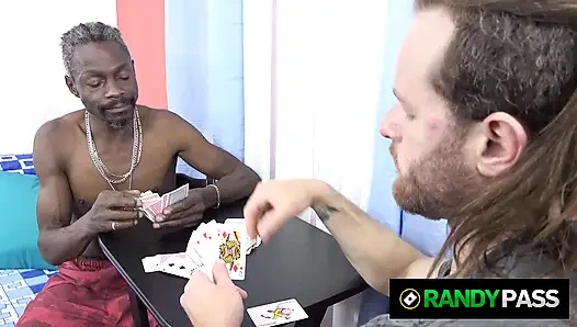 Фигуристая татуированная Барбара Alves наслаждается сексом с двойным проникновением