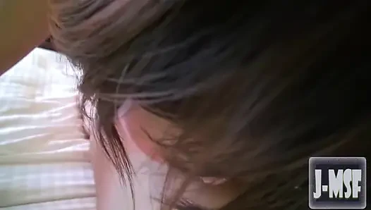 Pemotretan pov pertama model gravure, si cantik semok rambut pendek lagi asik muasin memeknya