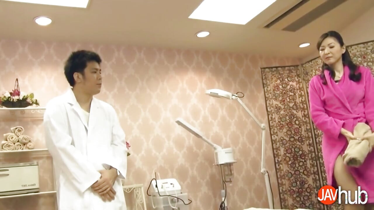 Hitomi Ohashi sensuell massage session leder till en kukridning