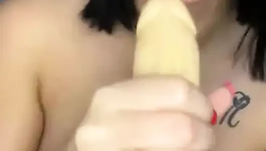 Bu kalın dildoyla götümü sert sikiyorum
