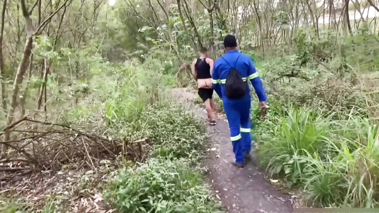 Pekerja melalui taman dan mendapat