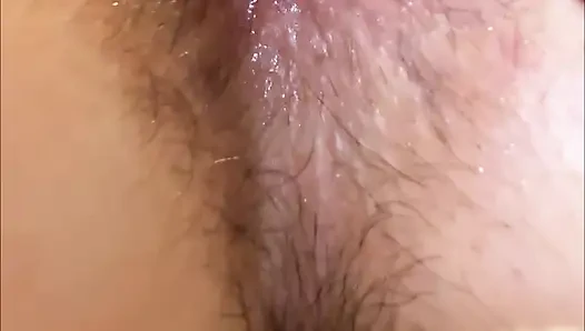 Close up - cewek rusia lagi asik ngomong jorok sambil cukur jembut lebat
