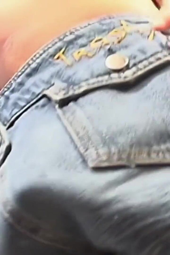 伊萊克特拉：可愛的金髮大奶女郎 伊萊克特拉穿著性感短褲脫衣舞