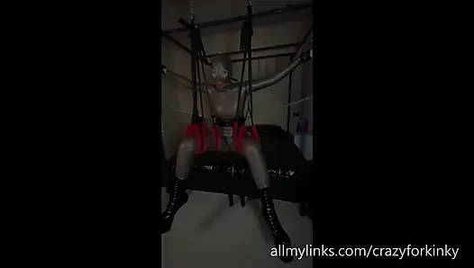 İtaatkar evli kadın askıya alındı ve sikiliyor
