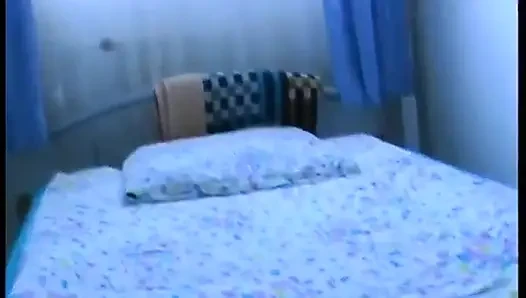 Ona kamera önünde gösteri yapıp yapacağını soruyor ve buna bayılıyor