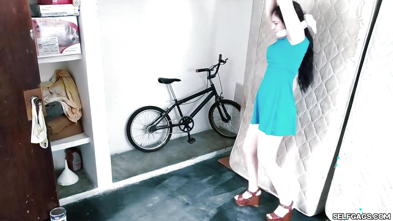 Chica fiestada colgada en el ático
