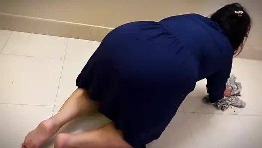 Ibu tiri arab pantat bahenol terjebak di ranjang tanpa celana dalam