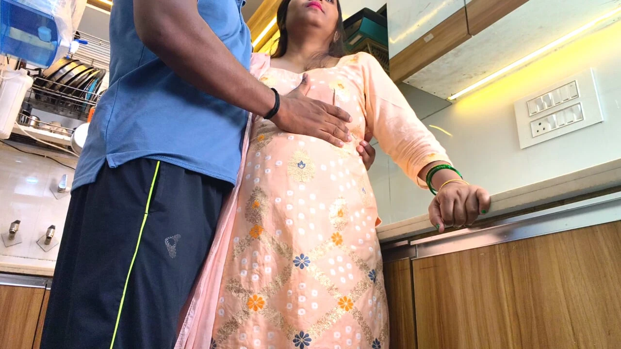 India madrastra hindi sexo real con hijastro en cocina y ella consiguió enorme leche en coño negro.