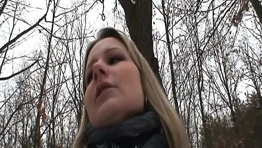 Güzel genç sarışın karda dedesini sikiyor