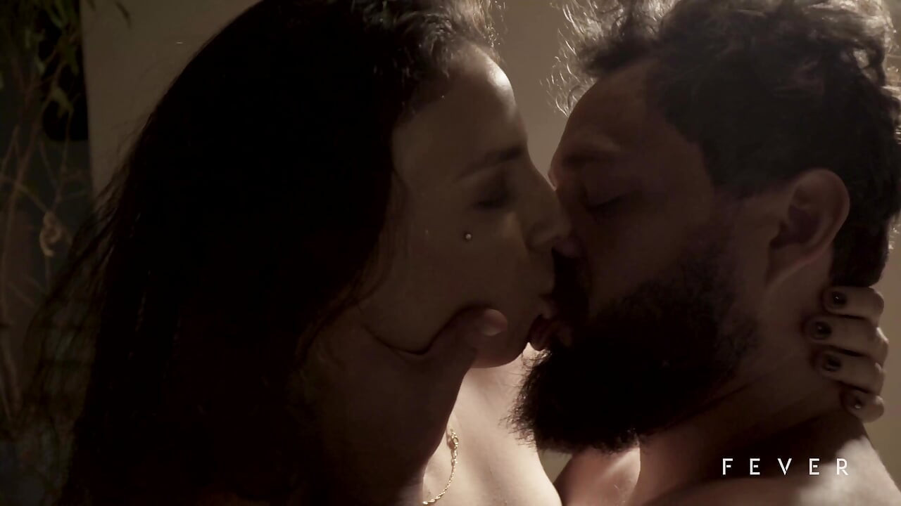 Bruna super hot vuole una cavalcata di cazzo duro e sborrata