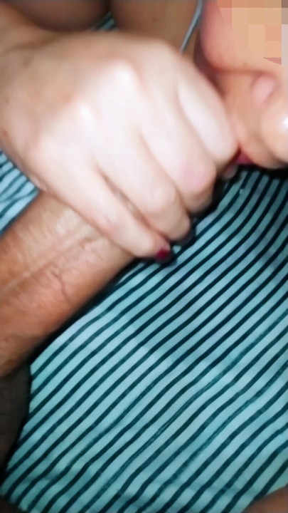 Udata žena s pjegama pomaže darovitom muškarcu i dobiva spermu na usne