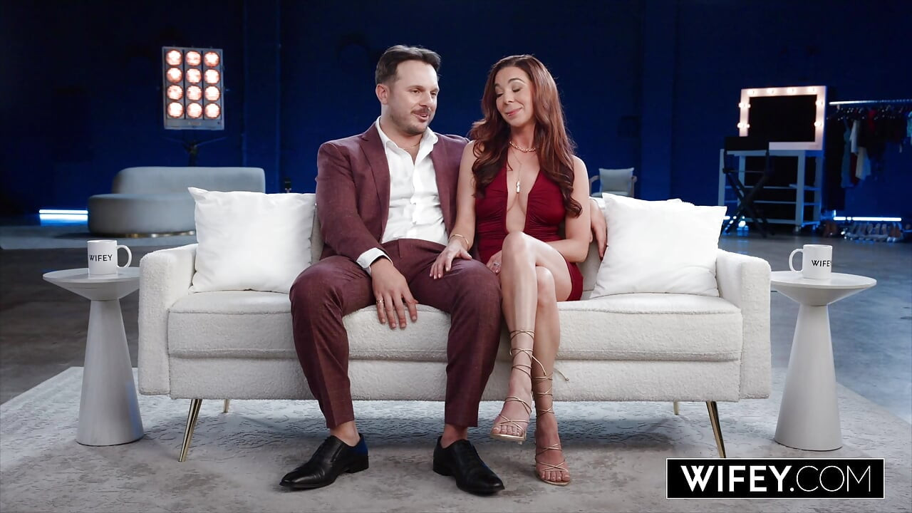 Vrouw sexy getrouwde roodharige Jezebel Gambino wordt gecreampied in een trio terwijl manlief filmt