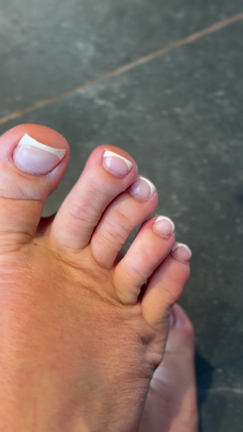 Feet footfetish obey my feet come lick and suck on my toes and lick on my feet