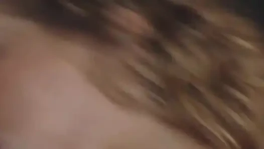 Blonde füchsin weit gedehnt in der scheune, doggystyleing
