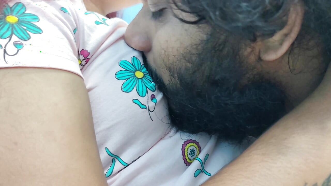 قبلة الثدي مع لعق السرة