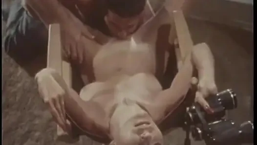 Pelacur cantik melepasnya dan mengisap kontol acak di pesta seks