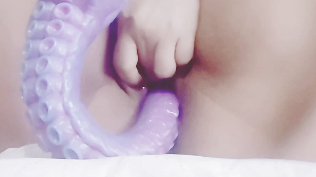 Part 2 Hot MILF Opens Vagina With Giant 50cm Dildo