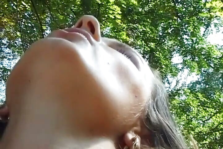 Ședință în aer liber cu tachinare de gagică germană în parc