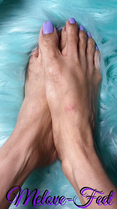 Melove montre ses petits pieds sexy